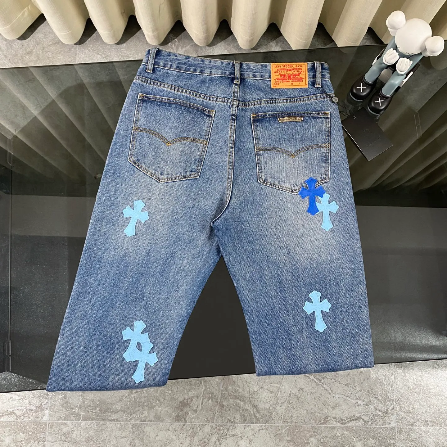 P220 chrome hearts 2025 new double blue cross patchwork leather jeans vi Top heavy industry fashionable design] Consistent high street luxury style creation. Speaking of this style, the Zangyin family and GU family are definitely the leading representative brands. Especially the Zangyin family has really achieved a state-of-the-art effect in creating high street style. The unique washed material is used to create this style. The color system is quite eye-catching. After it is decorated with patchwork cross flowers, it cleverly highlights the charm of the brand. Secondly, this style uses classic The classic high-waist cutting design highlights the long legs and fashionable temperament of the upper body. The brand is highly recognizable and the slim fit configuration is more suitable for daily wear. It is a product that interprets personality, fashion, and specifications at a glance. This single product is enough to make any fan excited. It can be a white T-shirt for youthful preppy style, or a tight suspender for lady style. It has strong matching ability and can be easily controlled by men.  [Materials and craftsmanship] Needless to say, this point goes without saying. As an excellent craftsman brand, Zangyin’s requirements for details and craftsmanship are really perfect. The washed color of this model has gone through so many processes, not to mention the embellishment of denim appliques. It is also purely hand-made and sewn. Just like what they believe in, only hand-made things have soul and have the meaning of wear. A top-notch heavy-duty fashionable denim item, I look forward to your perfect interpretation! !  Size:28-34